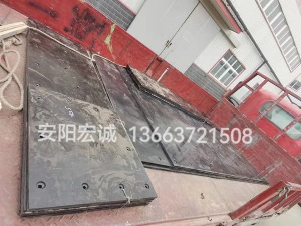 自卸車(chē)車(chē)底滑板發(fā)貨南寧，安陽(yáng)宏誠(chéng)自卸車(chē)車(chē)底滑板卸車(chē)沒(méi)煩惱！